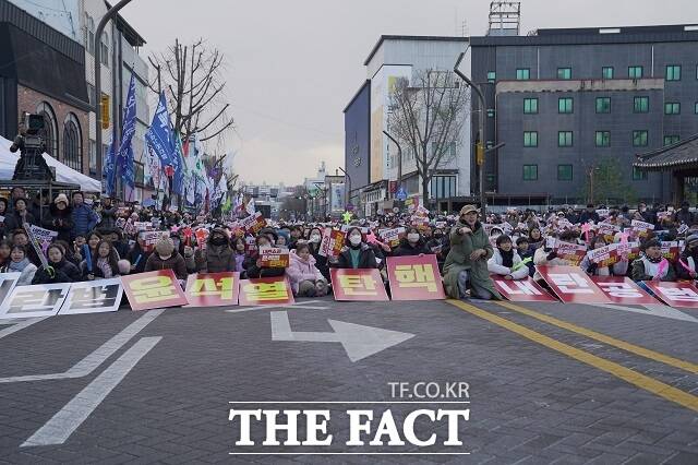 지난 14일 전주 객사 앞에서 열린 탄핵 집회에 시민들이 모여 윤석열 대통령의 탄핵을 촉구하고 있다. /이경선 기자