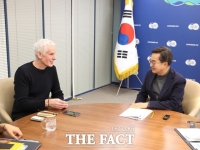  김동연, 르몽드지와 인터뷰 '계엄군 몸으로 막으려 했다'