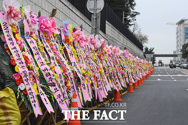 윤석열 대통령이 4년 전 검찰총장 시절 추미애 법무장관과 대립하던 시기가 떠오르는 무더기 화환 응원을 받고 있다. 16일 오후 용산 대통령실 앞에 윤 대통령 지지자들이 보낸 화환이 줄지어 놓여있다. /장윤석 기자