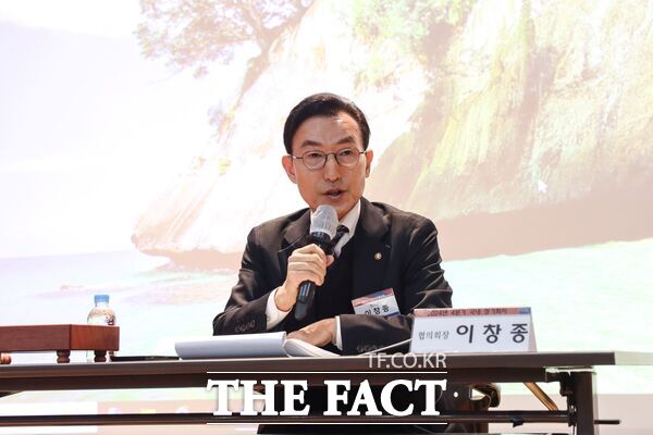 민주평화통일자문회의 대전서구협의회(회장 이창종)가 16일 서구청 구봉산홀에서 2024년 4분기 정기회의를 개최했다. 이창종 협의회장이 인사말을 하고 있다./민주평통 대전서구협의회