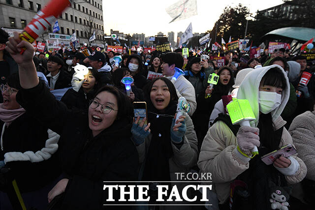 윤석열 대통령의 탄핵안이 가결된 지난 14일 오후 서울 여의도 국회앞에서 열린 내란수괴 윤석열 즉각 탄핵! 범국민촛불대행진에 참석한 시민들이 환호하고 있다. /서예원 기자