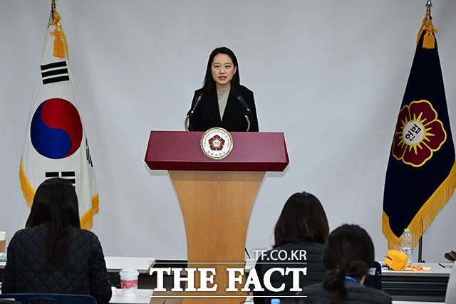 헌법재판소가 윤석열 대통령 탄핵심판의 정식 심리에 돌입했다. 윤 대통령 측은 헌법재판소법 조항 등을 근거로 심판 지연을 시도할 것이라는 관측이 나온다. 사진은 헌재 이진 공보관이 브리핑을 하는 모습. /남윤호 기자