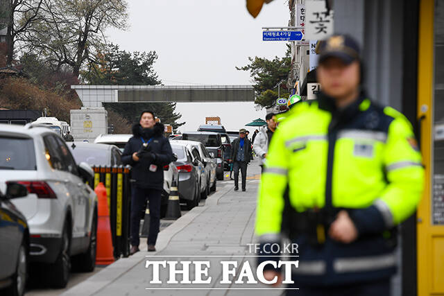 탄핵소추안이 가결된 이후 윤석열 대통령이 칩거를 이어오고 있는 가운데 16일 오후 서울 용산구 대통령실 앞에서 경찰들이 경계근무를 서고 있다. /장윤석 기자