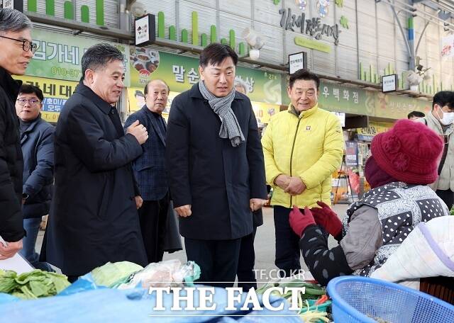 김관영 도지사는 김제전통시장을 방문해 지역경제 안정과 도민 불안 해소를 위한 민생 점검을 실시했다. /전북도