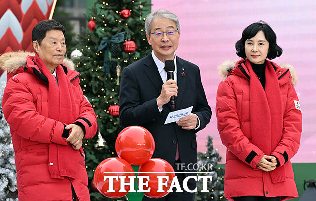 임종룡 우리금융지주 회장이 16일 오전 서울 중구 우리금융 본사에서 금융시장 불확실성 대응 긴급 회의를 개최했다. 사진은 임종룡 우리금융그룹 회장이 지난 2일 오후 서울 광화문광장에서 열린 연말연시 이웃돕기캠페인 희망2025 나눔캠페인에서 인사말을 하고 있는 모습. /임영무 기자