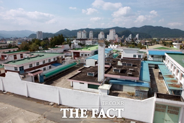 장흥군은 오는 23일 옛 장흥교도소 교회당에서 ‘옛 장흥교도소 문화예술복합공간 개관식’을 개최한다. 사진은 옛 장흥교도소 전경./장흥군