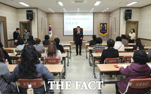 이응우 계룡시장이 계룡시 여성단체협의회 연말총회에 참석해 인사말을 하고 있다./계룡시