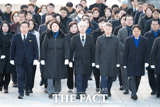 더불어민주당 광주시당 소속 국회의원과 당직자 등이 16일 광주시 북구 운정동 국립 5.18 민주묘지 민주의 문에서 윤석열 탄핵 결정에 따른 5월 영령 참배를 위해 추모탑으로 향하고 있다./더불어민주당 광주시당