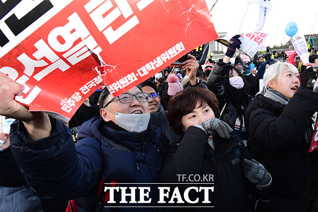 윤석열 대통령에 대한 탄핵소추안이 가결된 지난 14일 오후 서울 여의도 국회 앞에서 열린 윤석열 즉각 탄핵 범국민 촛불대행진에 참여한 시민들이 환호하고 있다. /장윤석 기자