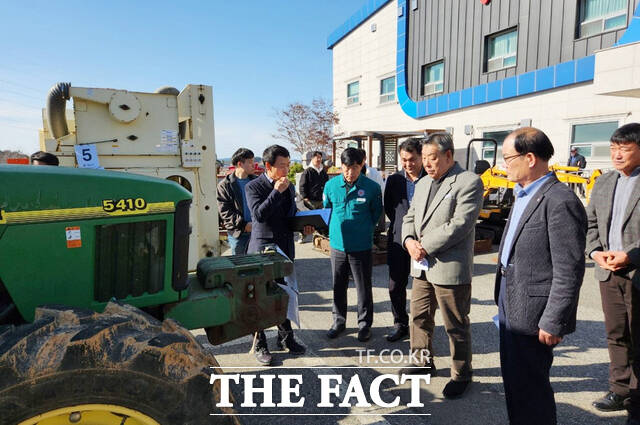 지난 12일 태안군농업기술센터 주차장에서 진행된 불용 농기계 현장 경매장에서 가세로 태안군수(가운데)가 군 관계자로부터 군민 우선 매각에 대한 설명을 듣고 있다./ 태안군