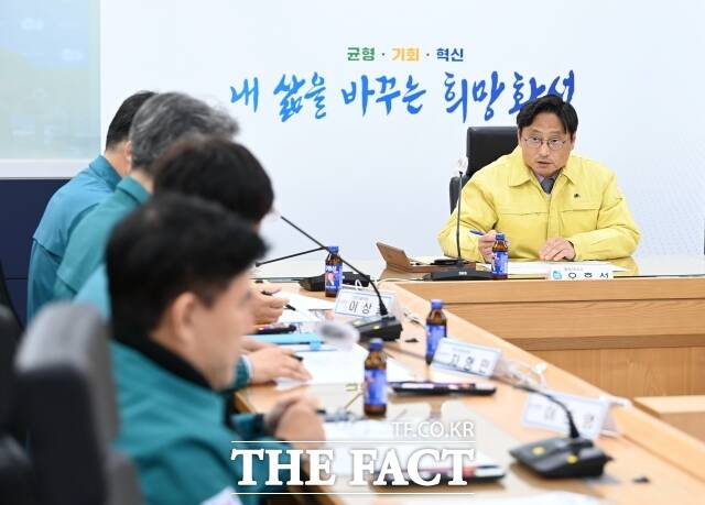 오후석 경기도 행정2부지사가 16일 화성시 재난상황실을 방문, 화성지역 축산농가 등의 대설 피해 현황과 복구 진행상황을 점검하고 있다./경기도