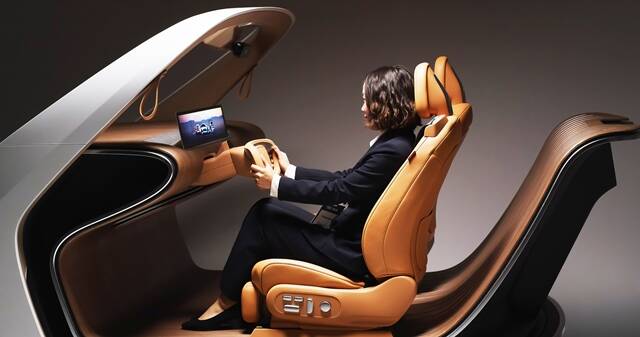 LG전자 모델이 콘셉트 차량에서 가상 운전 시뮬레이션을 체험하고 있다. /LG전자