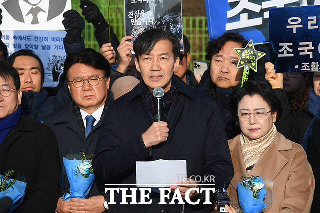 자녀 입시비리 혐의 등으로 징역형이 확정돼 수감되는 조국 전 조국혁신당 대표(가운데)가 16일 오전 경기도 의왕시 서울구치소에 도착해 발언을 하고 있다. /장윤석 기자