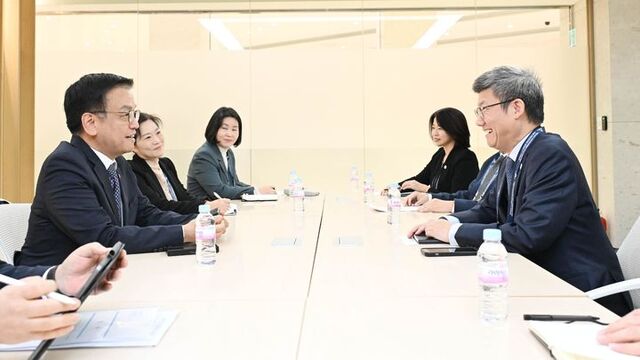 16일 서울 중구 한국은행에서 최상목 부총리 겸 기획재정부 장관(왼쪽)이 리 코우칭 아세안+3거시경제기구(AMRO) 소장과 면담하고 있다. /기획재정부