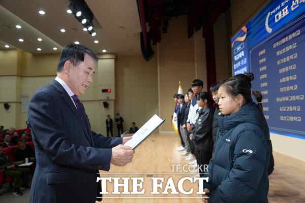 17일 김지철 충남교육감이 유공 학생선수에게 표창장을 수여하고 있다. /충남교육청