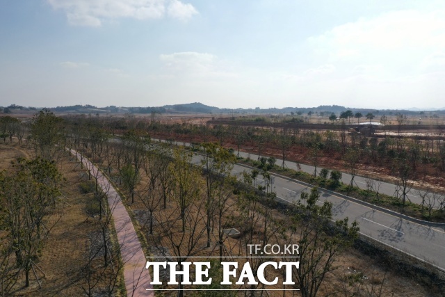 해남군이 산이면 솔라시도 주택 예정단지 인근에 미세먼지 저감을 위한 기후대응 도시숲을 완공했다./해남군