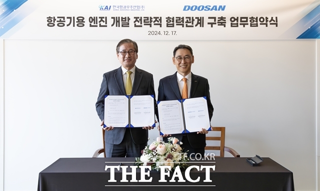 두산에너빌리티가 한국항공우주산업(KAI)과 항공엔진 개발을 위한 기술 협력에 나선다. KAI 강구영 사장(왼쪽)과 두산에너빌리티 정연인 부회장이 17일 두산에너빌리티 창원 본사에서 항공기용 엔진 개발 전략적 협력관계 구축 업무협약에 서명 후 기념촬영을 하고 있다. /두산에너빌리티