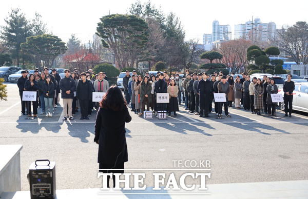 17일 아산교육지원청 관계자가 전 직원을 대상으로 청사 중앙 현관 앞 주차장에서 신창 소방서 입회하에 2024년 하반기 합동소방훈련을 실시하고 있다. /아산교육지원청