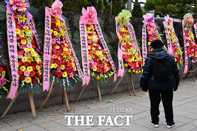 16일 오후 서울 종로구 헌법재판소 앞에 윤석열 대통령을 응원하는 화환과 조롱·비하하는 화환이 줄지어 있다. /남윤호 기자