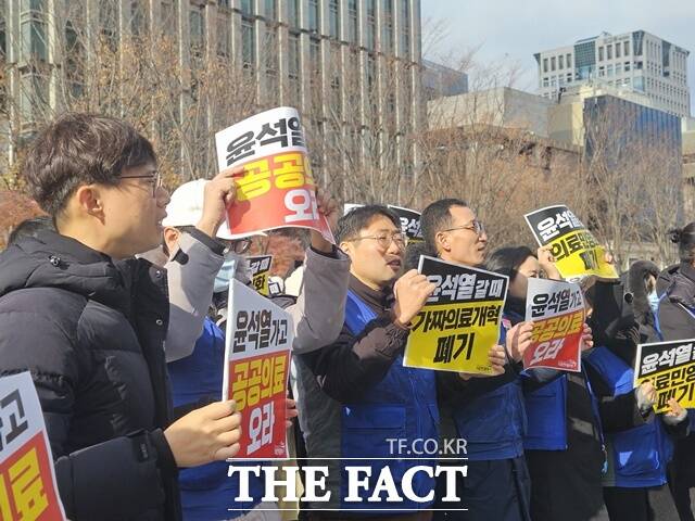 병원·돌봄 노동자들이 17일 시국선언을 발표하고 윤석열 대통령과 함께 의료민영화와 가짜 의료개혁도 퇴진시켜야 한다고 촉구했다. /이다빈 기자