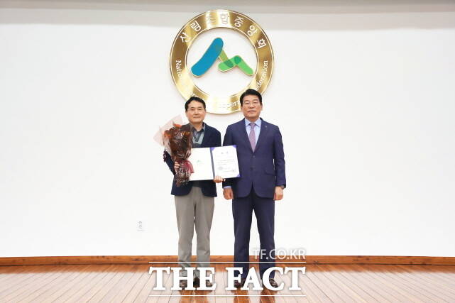 하건경 공주시산립조합장이 최근 산림경영지도 평가에서 전국 최고의 성과를 거두며 대상을 수상하고 있다. /공주시산림조합.