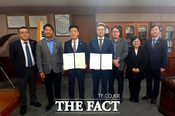 17일 백석문화대와 천안상업고 관계자가 ‘협약형 특성화고’ 협약 후 기념촬영을 하고 있다.(왼쪽 세 번째부터 송기신 백석문화대 총장, 박광래 천안상업고 교장)./백석문화대