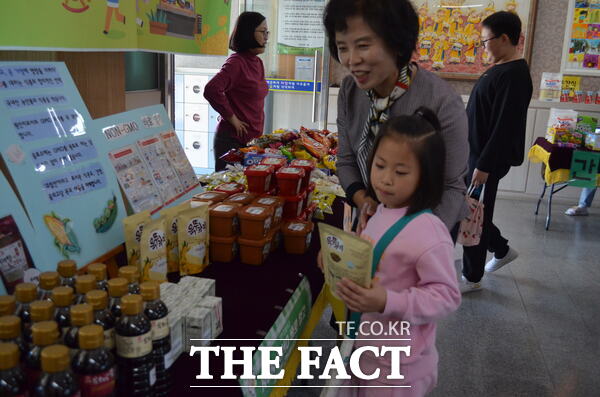 대전세천초등학교 실개울 마일리지 시장에 마련된 NON-GMO 식자재 판매대에서 김미향 대전세천초등학교 교장이 학생들이 제품을 고르는데 도움을 주고 있다./정예준 기자