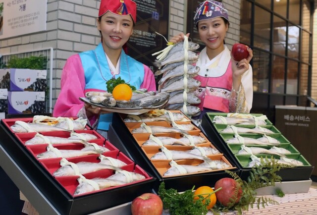 국내 주요 백화점 3사(신세계·롯데·현대백화점)의 2025년 설 선물세트 예약판매가 오는 20일 일괄 시작된다. /신세계백화점