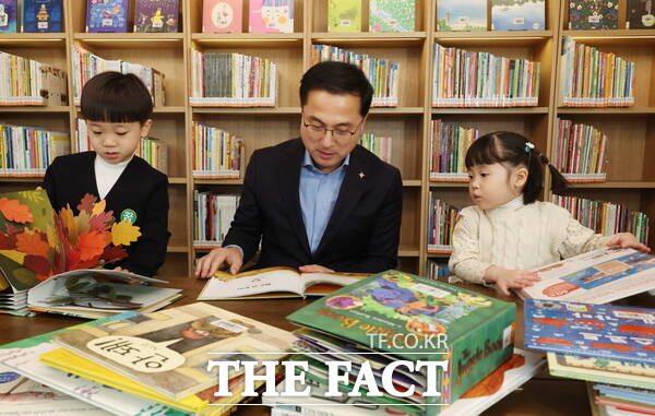 박희조 동구청장이 대동 북카페에서 어린이들과 함께 독서하고 있다. /대전 동구