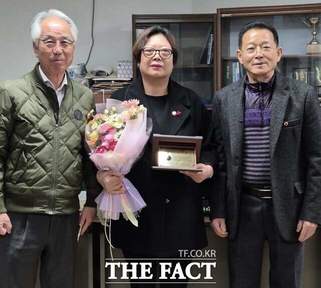 서산시의회 가선숙 의원이 서산시 동문2동 주민들로부터 공로패를 받고 기념촬영하고 있다. / 서산시의회.