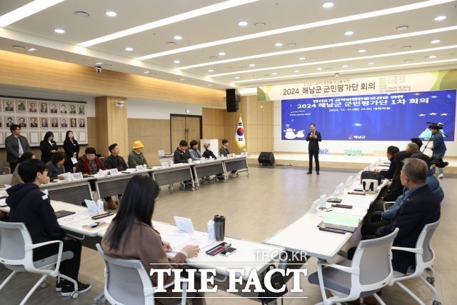 명현관 해남군수가 지난 17일 민선8기 공약 이행 상황을 점검하는 군민평가단 1차 회의에 참석해 인사말을 하고 있다./해남군