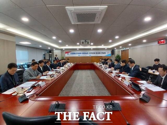 충남도는 18일 도청 중회의실에서 최근 경제 동향을 공유하고 지역경제 상황 점검을 위한 ‘지역경제 활성화 간담회’를 개최했다. /충남도