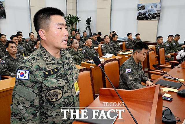 12.3 비상계엄 사태를 수사하는 검찰이 육군 특수전사령부 예하 707특수임무단의 김현태 단장을 조사하고 있다. 김현태 707특수임무단장이 10일 오전 서울 여의도 국회에서 열린 국방위원회 전체회의에 참석해 질의에 답변을 하고 있다./배정한 기자