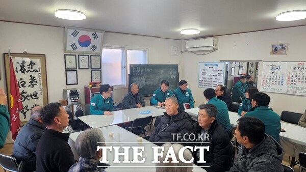 17일 아산시 관계자가 행안부 오병권 자연재난실장 충남도 이영조 안전기획관과 함께 한파쉼터 및 한파응급대피소에 대한 합동 현장 점검을 실시하고 있다. /아산시