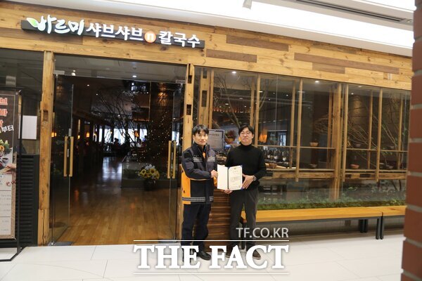 18일 천안동남소방서 관계자가 ‘탐앤탐스 천안단국대호수점’에 다중이용업 우수업소 인증패를 부착하고 소방서장 표창을 수여한 후 기념사진울 찍고 있다. /천안동남소방서