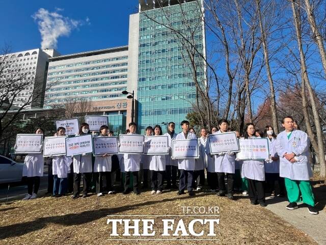 울산대학교 의과대학 교수 및 학생들이 18일 서울 송파구 아산병원 앞에서 피켓 시위를 열고 의대 증원 절차를 중지하라고 촉구했다. /정인지 기자