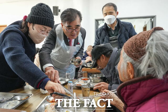 김기웅 서천군수(왼쪽에서 두번째)가 지역 내 무료경로식당을 찾아 어르신들의 애로사항을 청취하며 배식 봉사에 참여하고 있다. / 서천군