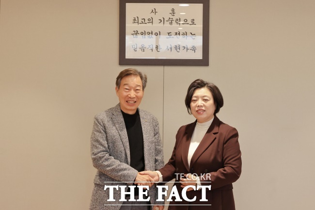 신계용 과천시장(오른쪽)과 과천지정타 기업협의회장인 정병율 서현 대표가 상생 방안을 논의했다./과천시