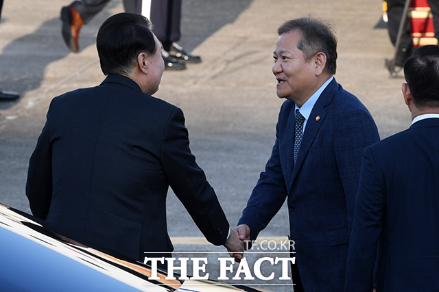 12.3 비상계엄 사태를 수사하는 검찰이 윤석열 대통령과 이상민 전 행정안전부 장관 사건을 고위공직자범죄수사처(공수처)로 이첩했다. 한·미·일 정상회의 참석을 위해 순방길에 오르는 윤석열 대통령이 지난 8월17일 오후 경기도 성남시 서울공항에서 출국에 앞서 이상민 행안부 장관과 인사를 나누고 있다./남용희 기자