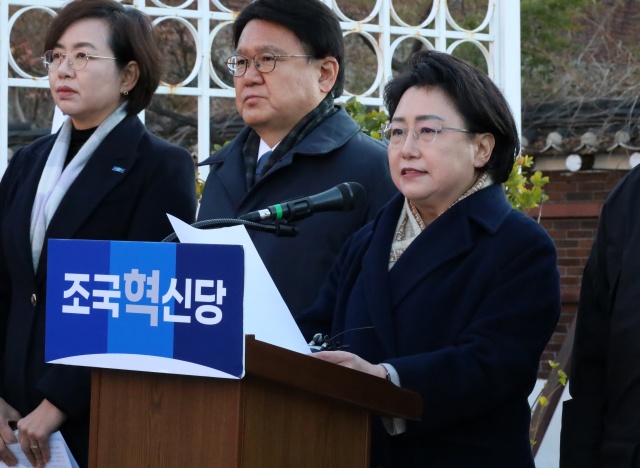 김선민 조국혁신당 대표 권한대행이 18일 오전 용산 대통령 관저 인근에서 열린 3년은너무길다특별위원회 현장 회의에서 윤석열 대통령을 향해 즉각 공조수사본부에 출석하라고 촉구했다. /조국혁신당