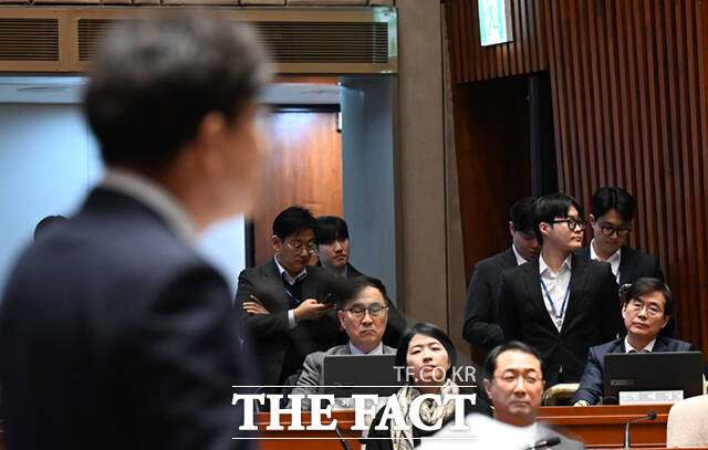 권성동 국민의힘 대표 권한대행 겸 원내대표가 18일 서울 여의도 국회에서 열린 의원총회에 참석해 모두 발언하는 가운데, 한지아(왼쪽)·조경태 의원이 이를 바라보고 있다. /이새롬 기자