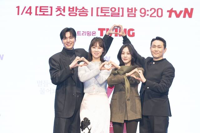 별들에게 물어봐는 오는 2025년 1월 4일 오후 9시 20분 첫 방송한다. /tvN