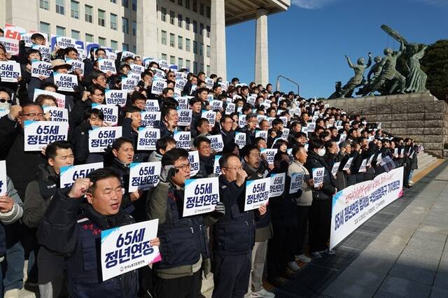 한국노총 회원들이 지난 3일 서울 여의도 국회 본청 앞 계단에서 열린 65세 정년연장 법제화 국회입법촉구 기자회견에서 구호를 외치고 있다. /뉴시스