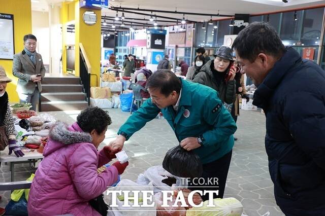 전춘성 진안군 군수를 비롯한 군 간부 공무원 등이 전통시장인 진안고원 시장에서 장보기 등을 하고 있다. /진안군