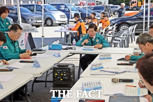 고흥군이 행정안전부 주관 2024년 재난대응 안전한국훈련에서 3년 연속 우수기관으로 선정됐다. 사진은 공영민 군수가 지난 10월 24일 재난대응 안전한국훈련 토론을 주재하는 모습 /고흥군