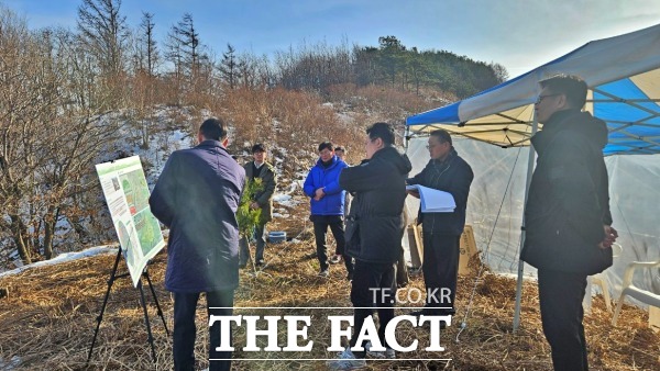 최훈식 장수군수와 관계자들이 장수군 천천면 비룡리 신광재 일원 산악관광진흥지구 현장을 점검하고 있다. /장수군