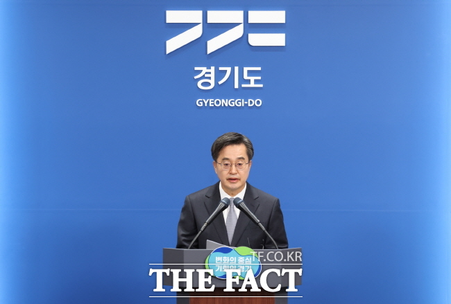 19일 오전 김동연 경기도지사가 경기도청 브리핑룸에서 경제재건 제안을 위한 긴급 브리핑을 하고있다./경기도