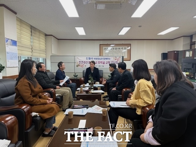 전북도의회 교육위원회 진형석 위원장은 전주화산초등학교 학교운영위원회에 참석해 학교운영위원들과 간담회를 가졌다. /전북도의회