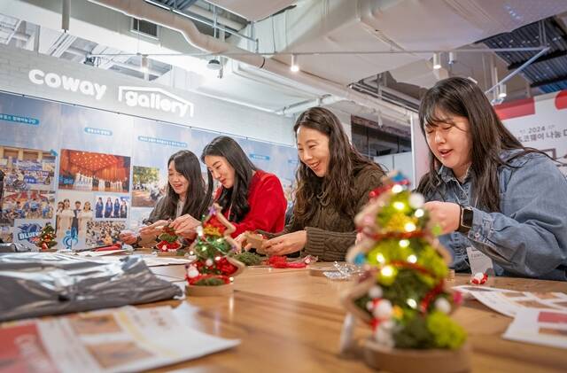 사진은 지난 18일 서울 구로구 넷마블 사옥에서 열린 2024 넷마블&코웨이 나눔 DAY. 지역 복기지관 및 사회적 기업의 공익상품 판매가 이뤄지고 있다. /넷마블 제공