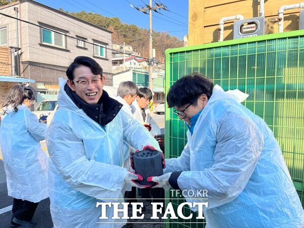 한국수자원공사 연구원 임직원들이 연탄 배달하는 모습. /대덕구노인종합복지관